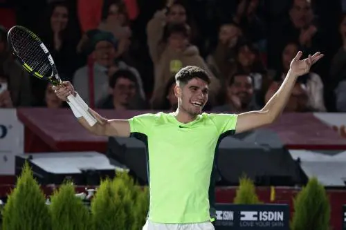 Tennis, l'incredibile magia di Alcaraz: tira un colpo vincente da posizione impossibile