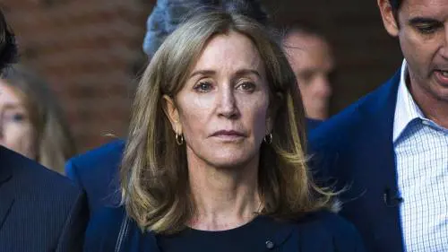 "Se non l’avessi fatto sarei stata una cattiva madre". Felicity Huffman rompe il silenzio dopo lo scandalo 
