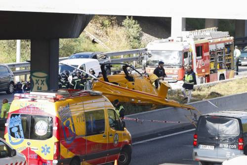 Terrore in autostrada: elicottero si schianta sull'asfalto e travolge un'auto: cosa è successo 