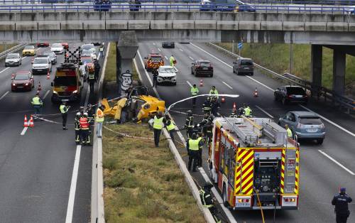 Elicottero si schianta su un'autostrada a Madrid, tre feriti: le immagini dei soccorsi