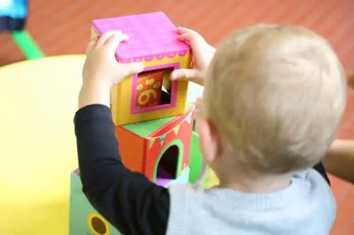 Maltrattamenti al nido, la titolare si difende: “Ho un metodo educativo rigido”