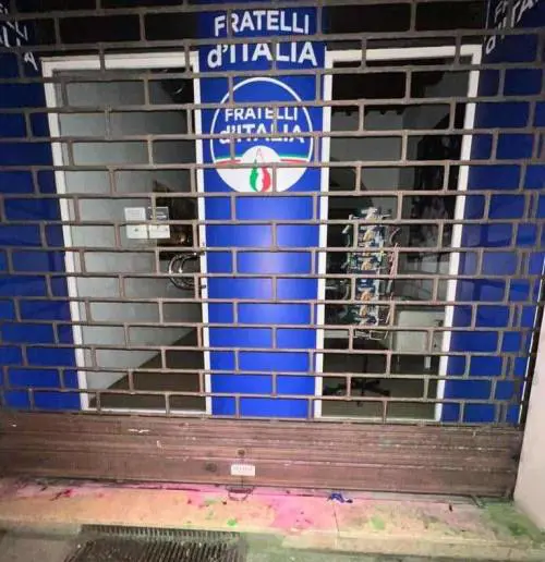 La sede di FdI imbrattata a Firenze