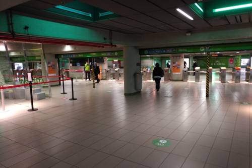 Milano, rissa nella metropolitana di Cascina Burrona: tornelli distrutti