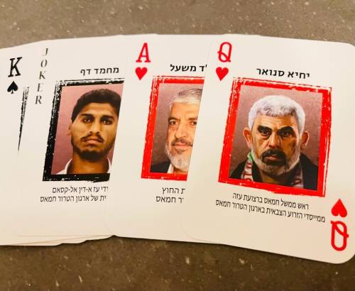 Il jolly, l'asso e la regina di cuori: perché Israele usa i mazzi di carte con i leader di Hamas