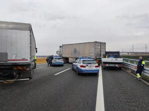 Gli spari e il tir di traverso: così i banditi hanno tentato l’assalto al portavalori sull’autostrada
