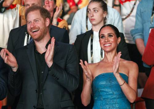 "Via i titoli nobiliari". Harry e Meghan sotto attacco