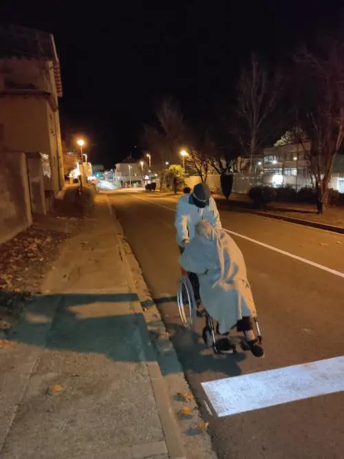 Non ci sono ambulanze: così il 94enne spinge la carrozzina della moglie malata