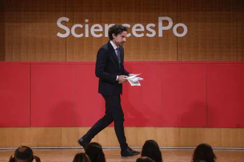 Nuovo scandalo a Sciences Po: in manette per violenza il direttore (ed ex compagno di Macron)
