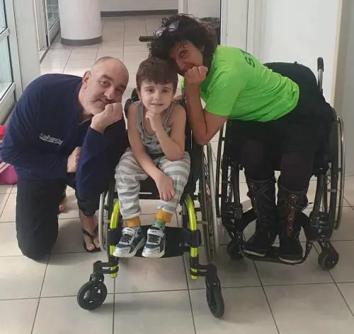 Leonardo affetto da ostogenesi imperefetta, insieme ai genitori Gabriele e Irene