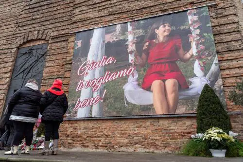 La folla e il rumore per Giulia. Elena: "Il mio angelo custode"