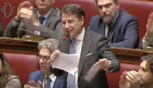L'inutile show della sinistra: Conte fa carta straccia del salario minimo