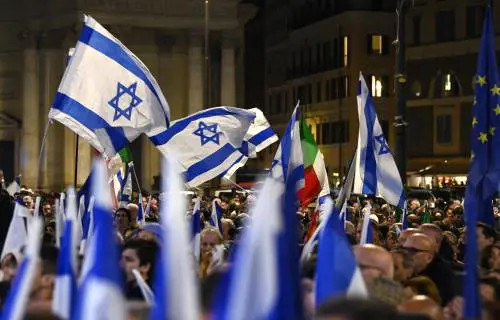 "L’unico responsabile è Hamas". A Roma la manifestazione contro l’antisemitismo