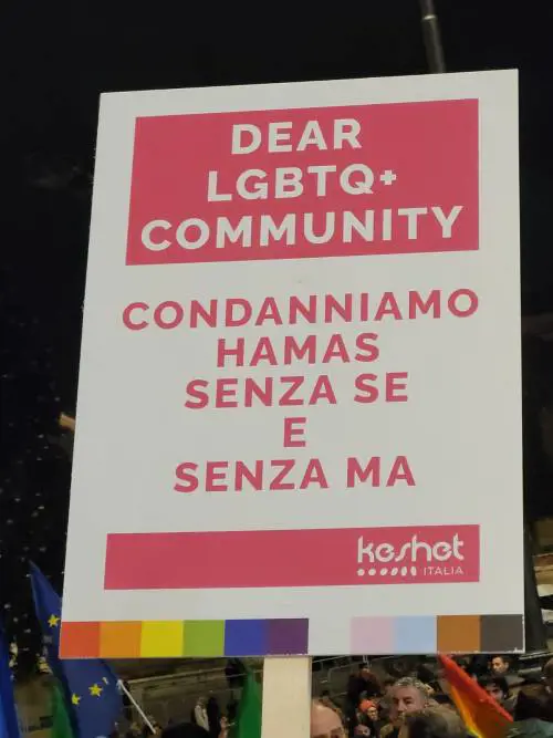 Cartelli pro-Israele rivolti alla comunità Lgbt: "Condannare Hamas senza se e senza ma"