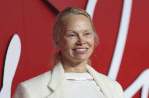Pamela Anderson irriconoscibile: le foto sul red carpet 