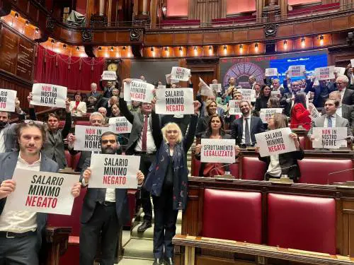 Salario minimo, passa il testo alla Camera. E in Aula scoppia la bagarre