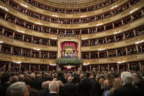 Buffonata "antifascista" alla Scala, la resa di Hamas e Vannacci: quindi, oggi...