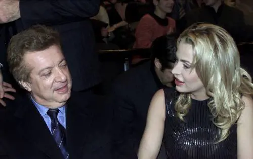 Valeria Marini e Vittorio Cecchi Gori al teatro Piccolo Eliseo di Roma all'anteprima di "Persone naturali e strafottenti” (gennaio 2002)