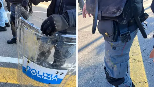 Scontri con la polizia al corteo, le femministe: "È violenza sessuale"