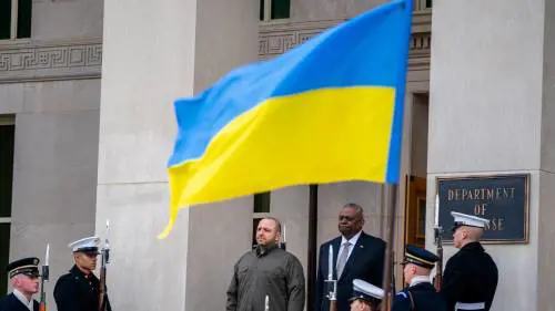 Il ministro della Difesa ucraino Rustem Umerov a Washington con il capo del Pentagono Lloyd Austin.
