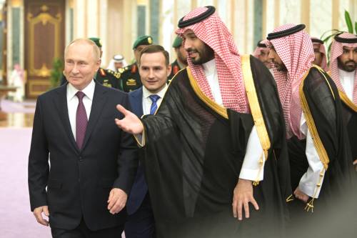 Putin sigla il patto del petrolio in Arabia Saudita: "Tagliare produzione mondiale"
