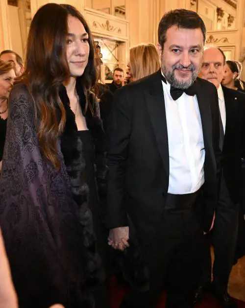  “Alla Scala si ascolta, non si urla”. La lezione di Salvini ai disturbatori rossi