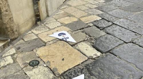 La targa di Fratelli d'Italia vandalizzata a Brindisi