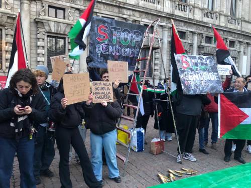 Bandiere palestinesi e ucraine. Le proteste fuori dal teatro