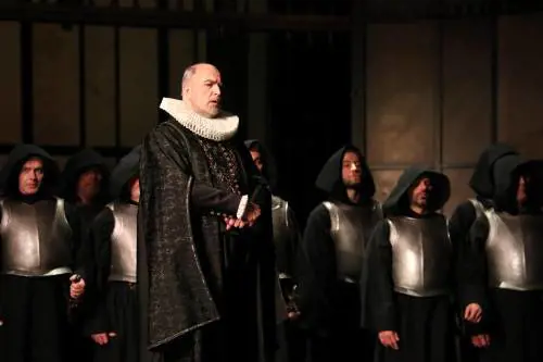 Malore per Pertusi che riesce a finire il "Don Carlo" (tra gli applausi)