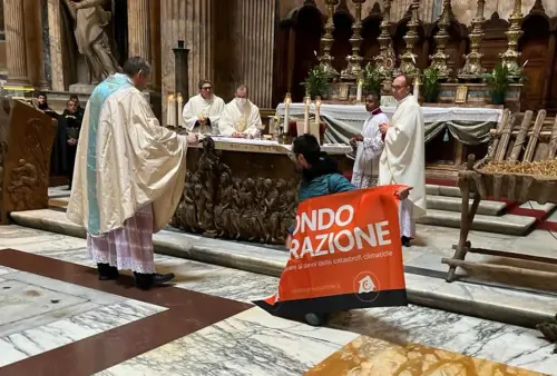 Ultima generazione interrompe la Messa: "È reato". Cosa dice il codice penale