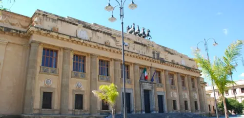 Gli annunci e gli incontri a casa con gli studenti: sospeso il prof indagato a Messina
