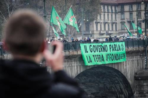 Il blitz degli ambientalisti a Roma, Venezia, Milano, Torino e Bologna