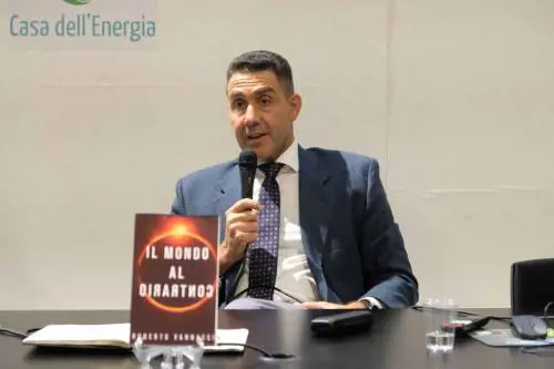 Il generale Roberto Vannacci con il suo libro