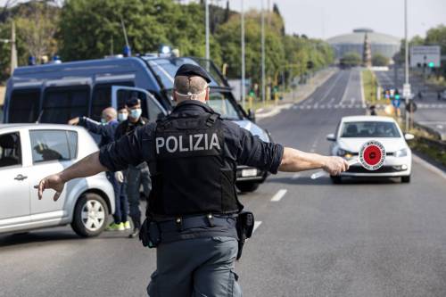 Aggredisce un passante per rubargli il cane e sperona i carabinieri: arrestato un gambiano
