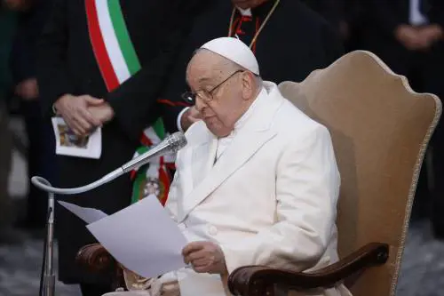"Italiani, abbracciate i migranti". Bergoglio predica l'accoglienza