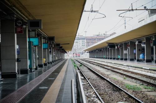 Travolti e uccisi da un treno nella nebbia nel Mantovano: è suicidio