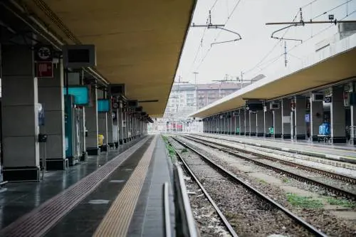 Travolti e uccisi da un treno nella nebbia nel Mantovano: è suicidio