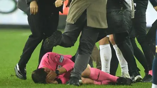 Turchia, arbitro picchiato in campo dal presidente della squadra. Sospeso il campionato