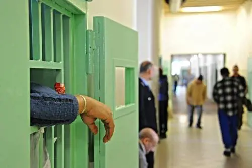 "Basta frutta, troppe risse". L'allarme nelle carceri: cosa succede