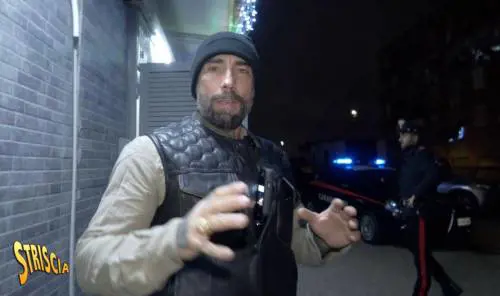 "Ti squaglio nell'acido": e Brumotti rischia il linciaggio 