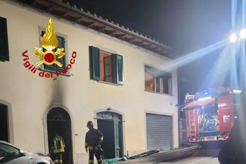 I pompieri intervenuti a seguito dell'incendio