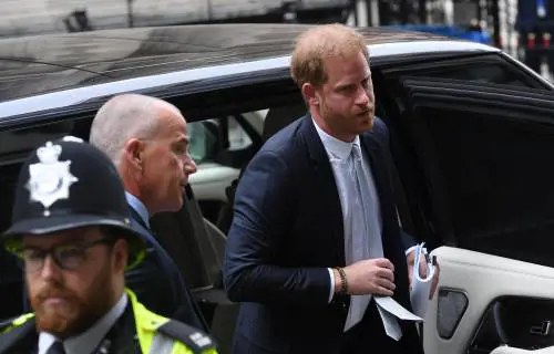 Stangata contro Harry, condannato a risarcire il tabloid: ecco quanto deve sborsare