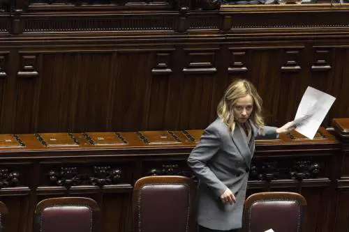 Sul Patto stabilità Meloni: "Non svenderò l'Italia come altri". E pecisa: "Ce l’ho con il Pd e non con Draghi"