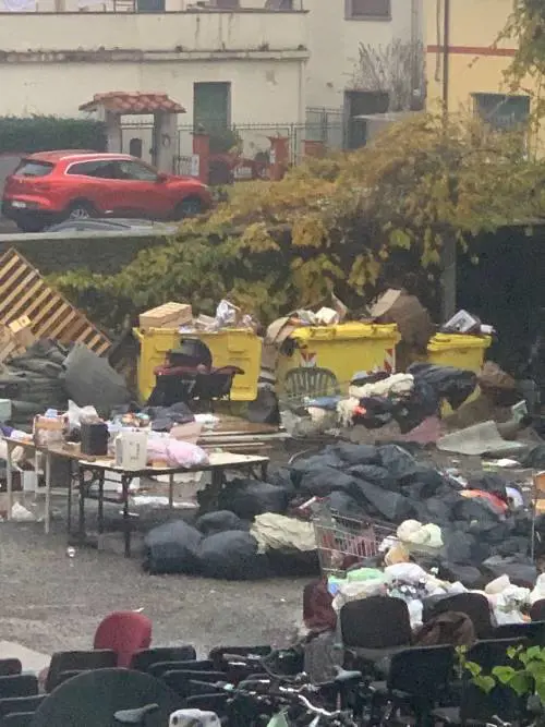 La situazione davanti alla chiesa di Vicofaro nelle scorse ore
