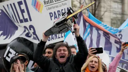 Argentina, arriva la "motosega" di Milei: ecco le prime misure choc
