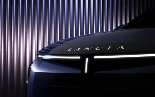 Nuova Lancia Ypsilon 2024, svelata la prima immagine del frontale