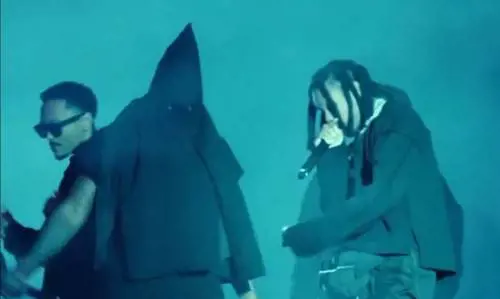  Kanye West, choc al concerto. Il cappuccio del KKK e la terribile battuta sull'antisemitismo