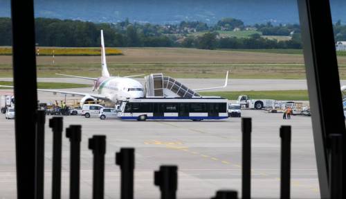 Incidente in pista a Ginevra, aeroporto chiuso e voli sospesi: cosa è successo
