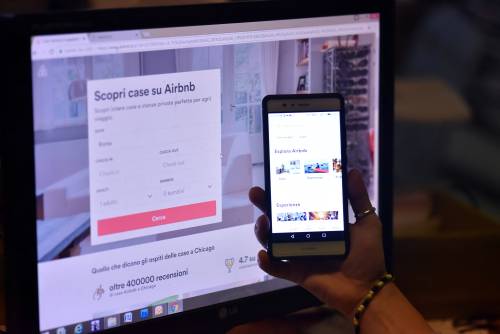 Lascia recensione negativa su Airbnb: la struttura invia alla moglie foto con l'amante