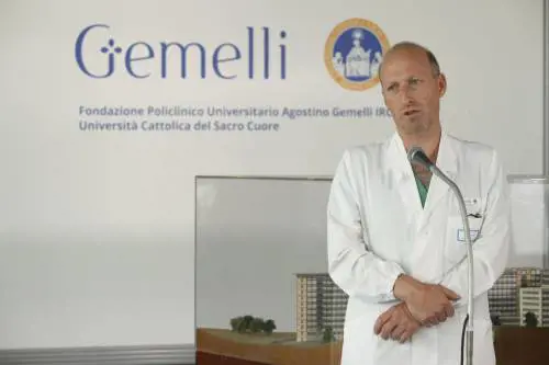 “Risultava in sala operatoria ma…”. Indagato il chirurgo del Papa 