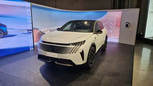 Nuova Peugeot E-3008, prezzi e caratteristiche del Suv della casa del Leone